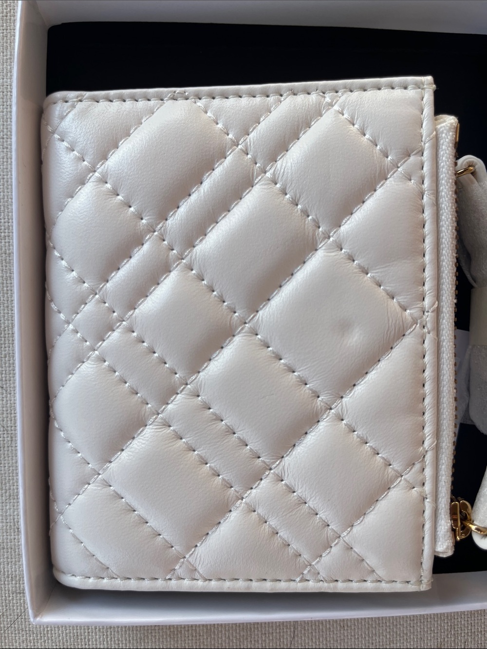 Kurt Geiger NWT and Box - White Quilted Leather Zip Card Holder with Gold Plate - Picture 4 of 11